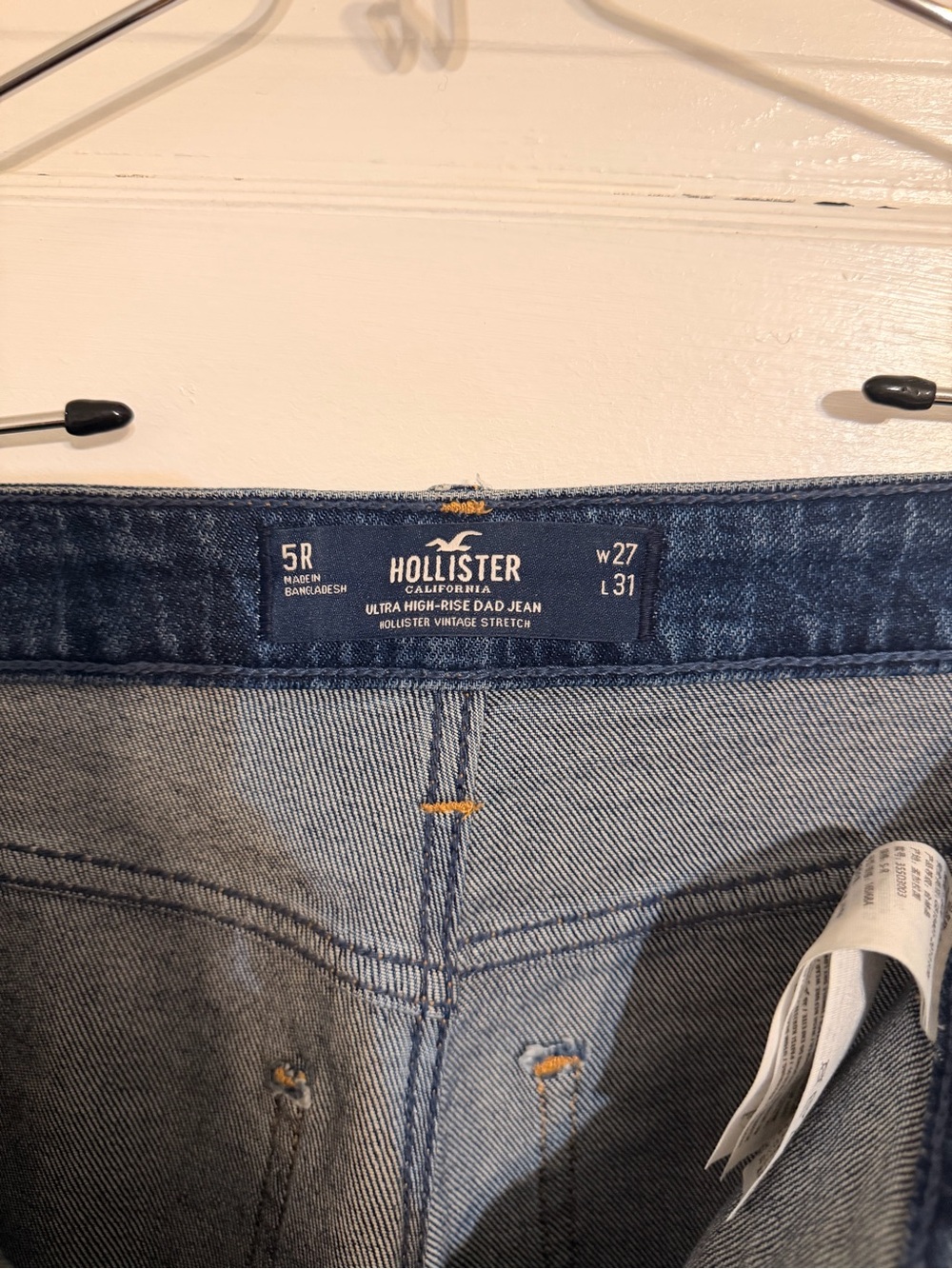 Hollister Men's Relaxed Dad Jeans in Medium Blue Wash